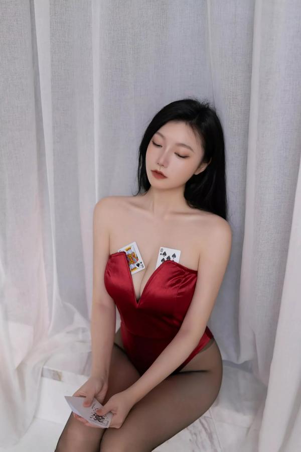 安然Maleah  [XiuRen]高清写真图 2025.07.08 No.10524 安然anran 红色兔子装第19张图片