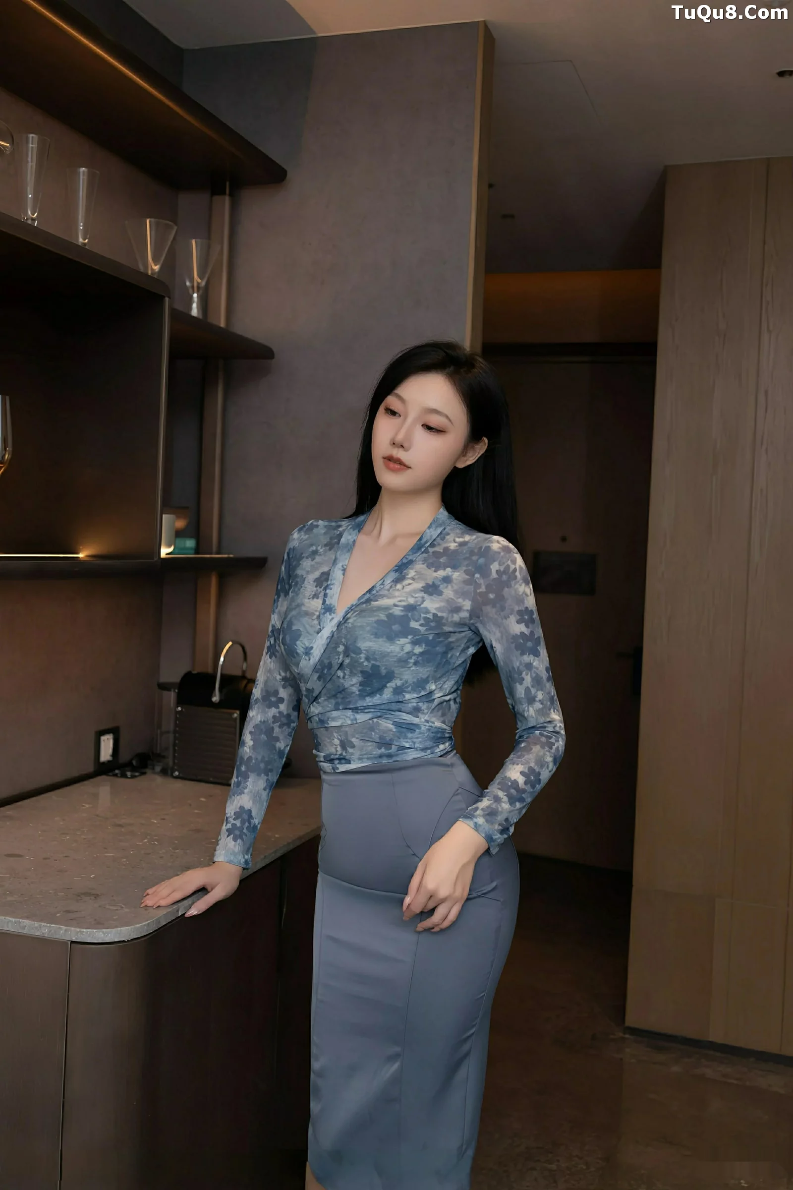 安然Maleah  [XiuRen]高清写真图 2025.08.26 No.10693 安然anran 灰色长裙第1张图片