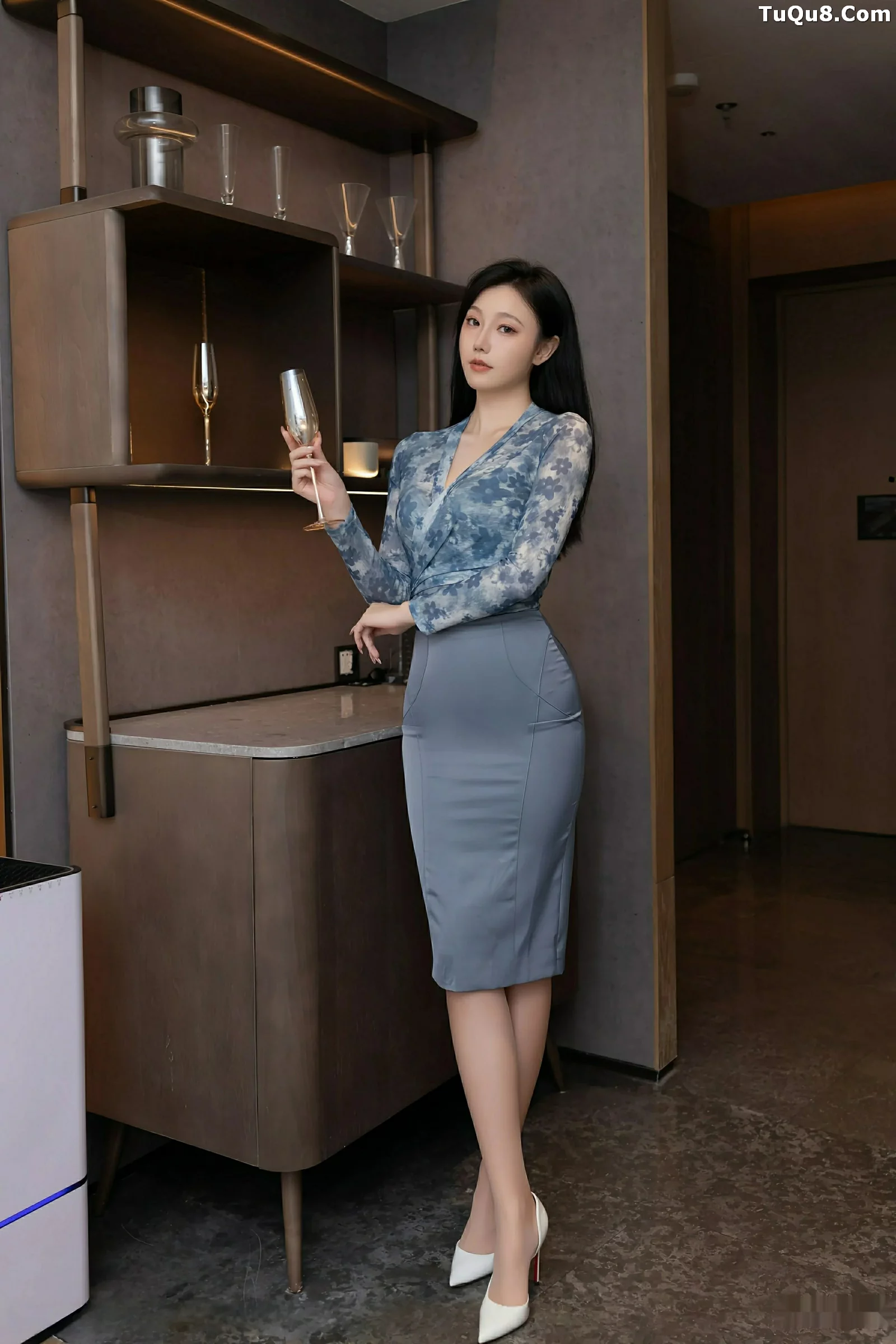 安然Maleah  [XiuRen]高清写真图 2025.08.26 No.10693 安然anran 灰色长裙第9张图片