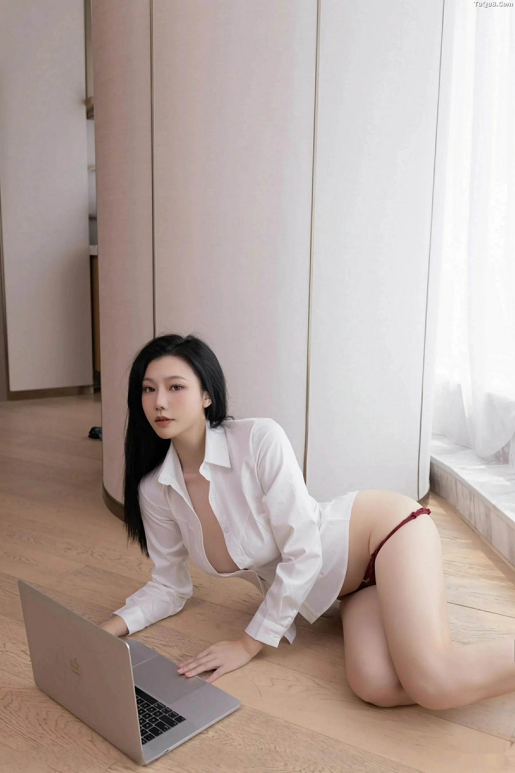 安然Maleah  [XiuRen]高清写真图 2025.09.23 No.10797 安然anran 红裙OL第59张图片