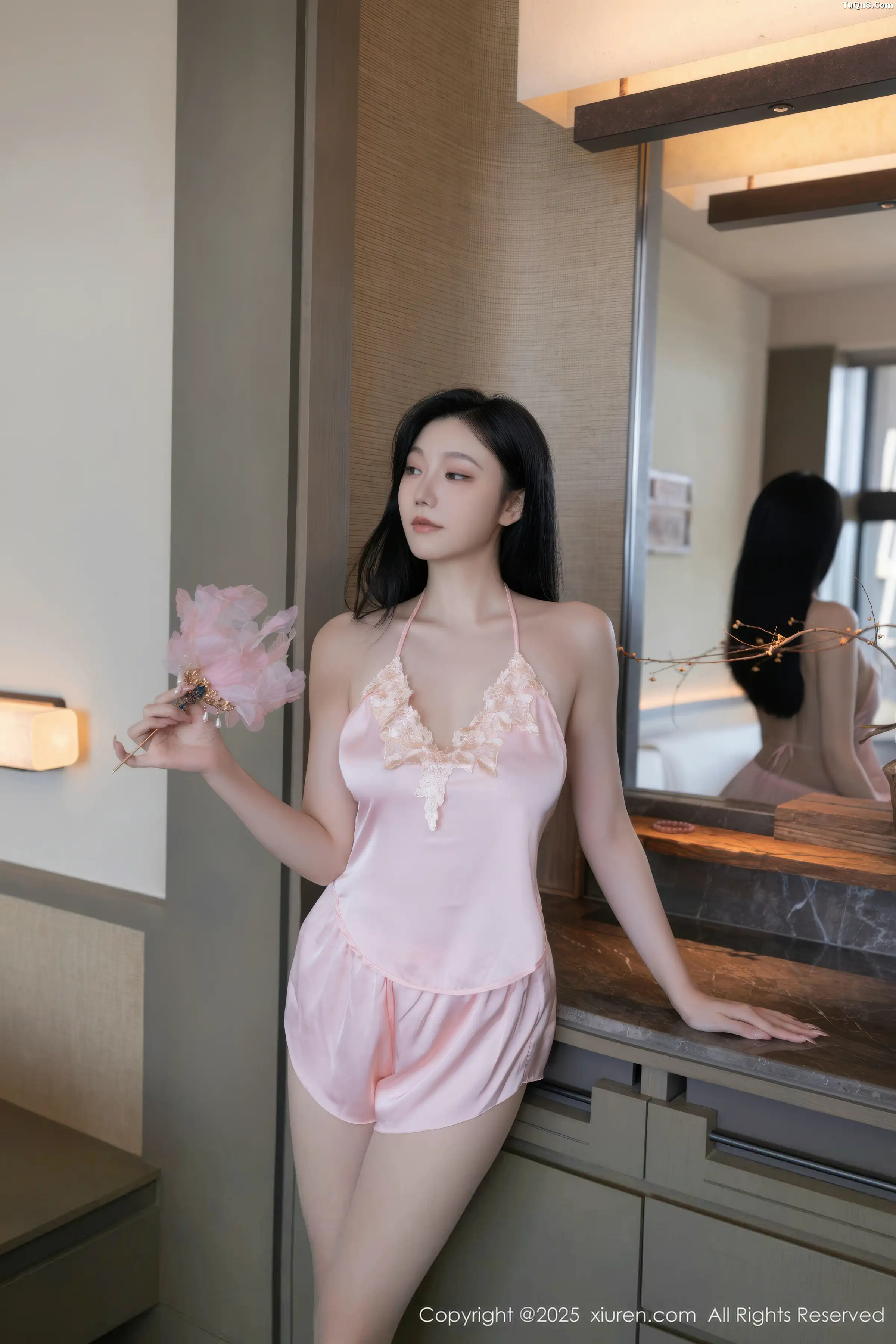 安然Maleah  [XiuRen]高清写真图 2025.11.18 No.11002 安然anran 粉色吊带第4张图片