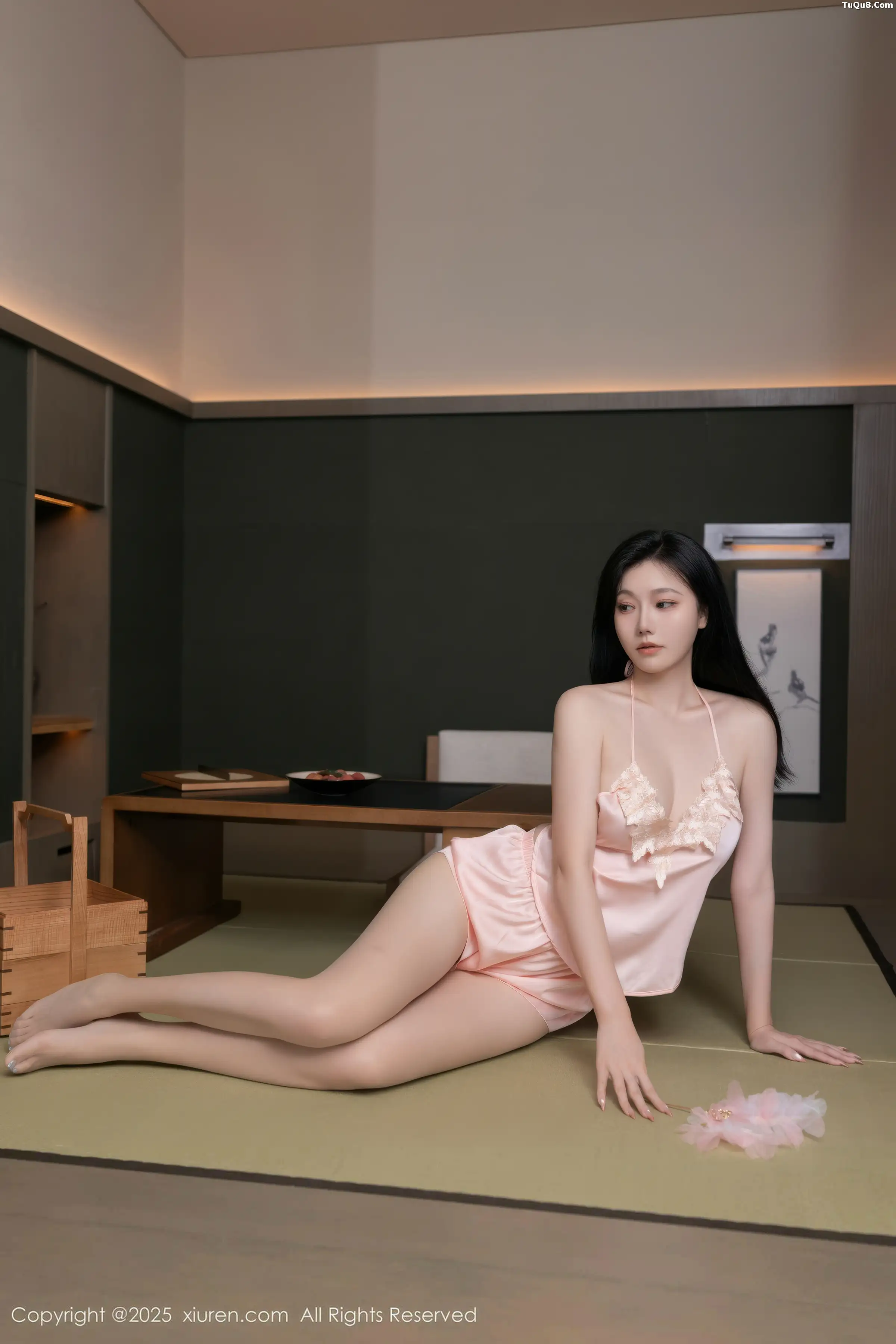 安然Maleah  [XiuRen]高清写真图 2025.11.18 No.11002 安然anran 粉色吊带第21张图片