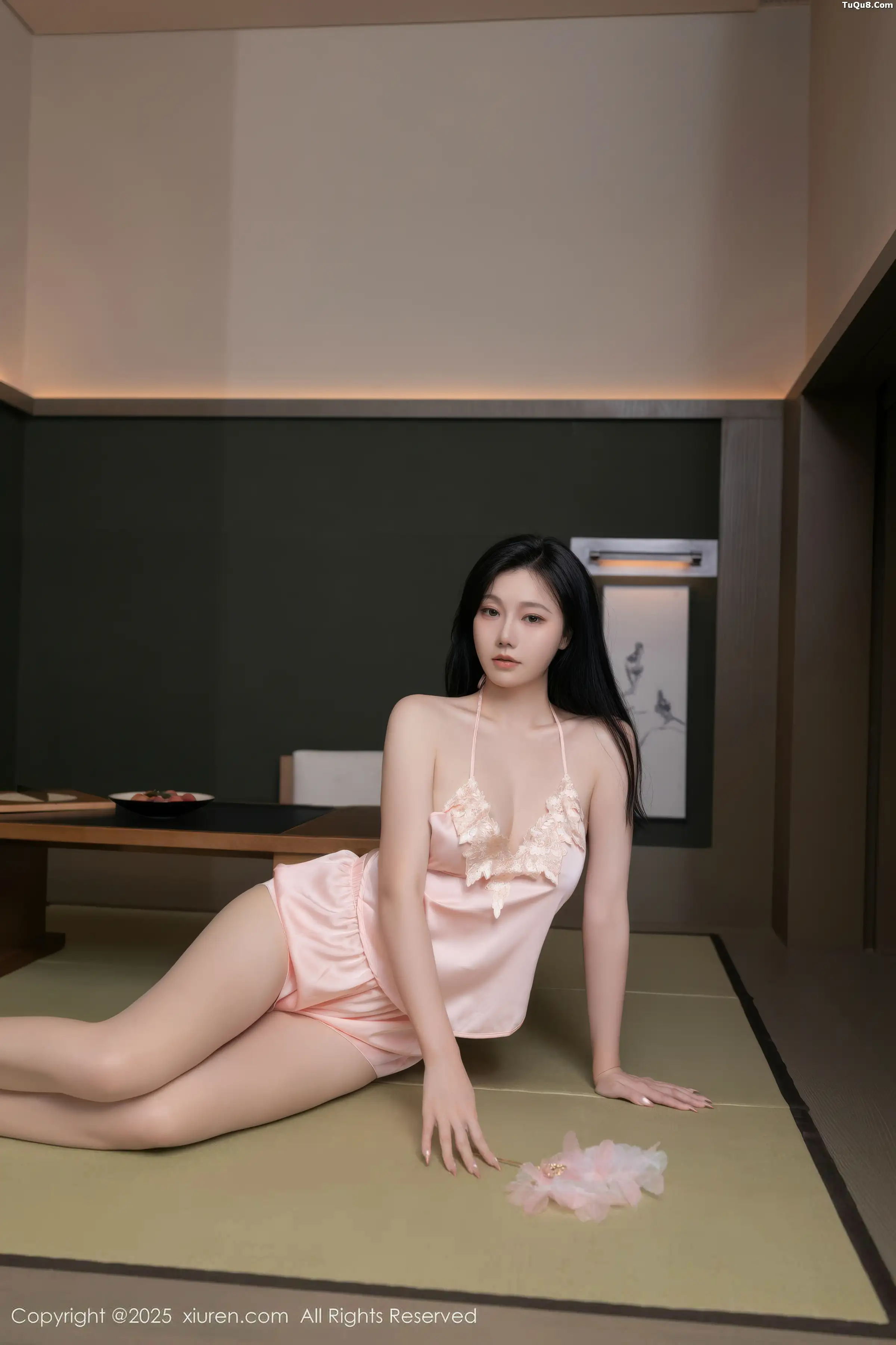 安然Maleah  [XiuRen]高清写真图 2025.11.18 No.11002 安然anran 粉色吊带第22张图片