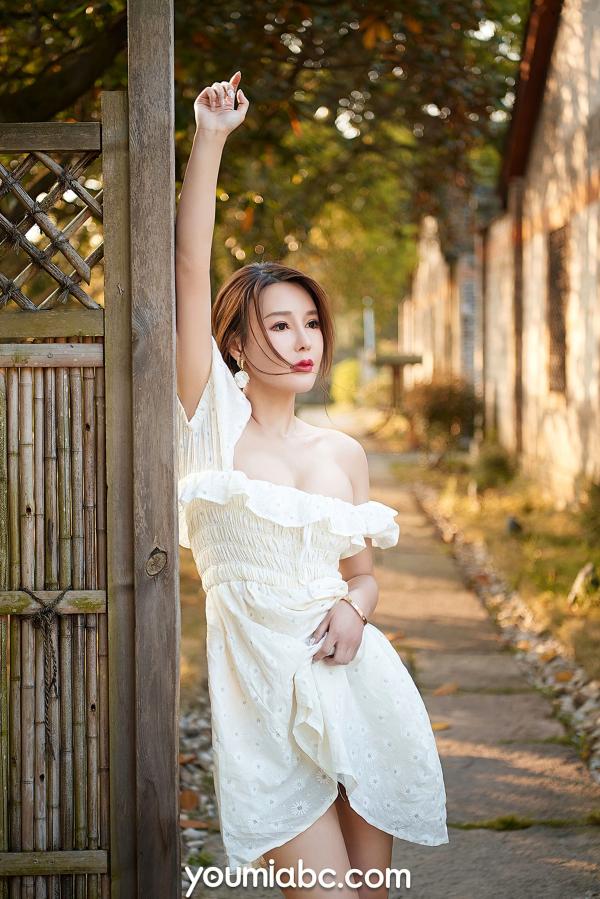 李多多   YouMi尤蜜-2020.08.24-李多多《黄昏之恋》：户外夕阳绝美大片，白色露肩短裙尽显傲人身段与极致诱惑第4张图片
