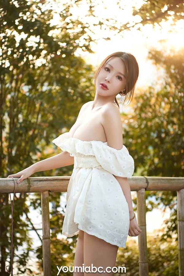 李多多   YouMi尤蜜-2020.08.24-李多多《黄昏之恋》：户外夕阳绝美大片，白色露肩短裙尽显傲人身段与极致诱惑第19张图片