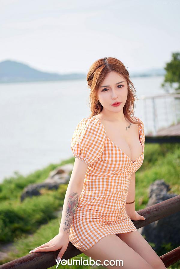 可可   YouMi尤蜜-2020.12.21-可可-《遍野温柔》户外写真，格纹裙与蕾丝诱惑，展现清纯性感身材，夏日女神动态展示第18张图片