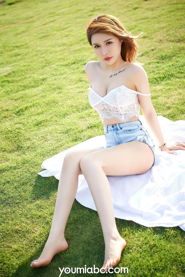 可可   YouMi尤蜜-2020.12.21-可可-《遍野温柔》户外写真，格纹裙与蕾丝诱惑，展现清纯性感身材，夏日女神动态展示第38张图片