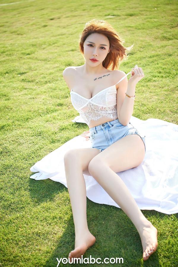 可可   YouMi尤蜜-2020.12.21-可可-《遍野温柔》户外写真，格纹裙与蕾丝诱惑，展现清纯性感身材，夏日女神动态展示第39张图片