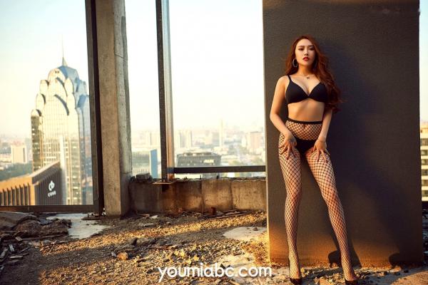 李承美   YouMi尤蜜-李承美《夕阳与美人》高空大气大尺度写真，性感黑色内衣搭配鱼网袜，城市天际线下的野性诱惑第32张图片