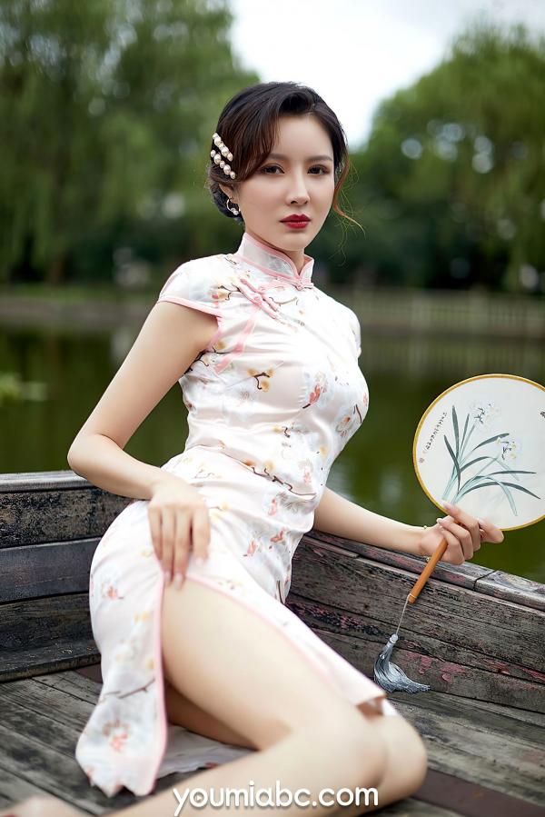 黄金宝儿   YouMi尤蜜 黄金宝儿《苏州河》旗袍中式古典与卧室私房性感写真第2张图片