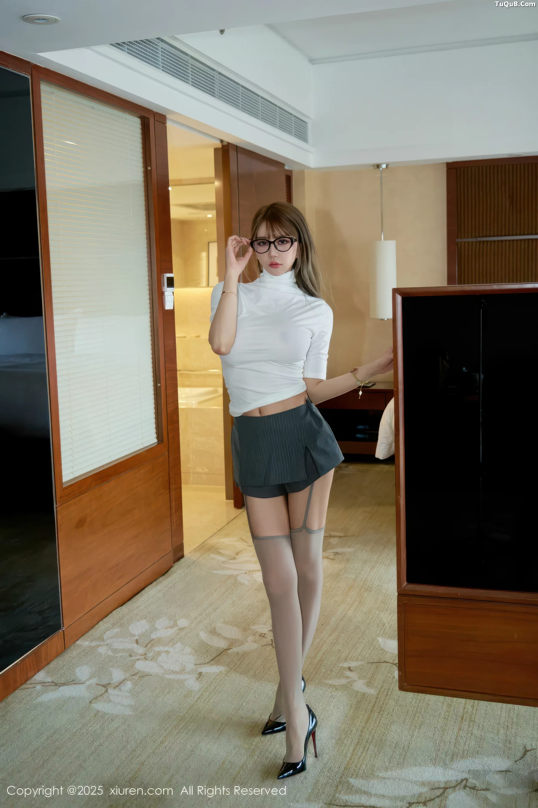 柚柚酱  [XiuRen]高清写真图 2025.11.04 No.10946 Zoe柚柚 紫丝吊袜第26张图片