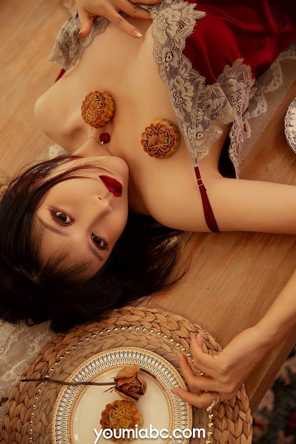 安妮斯朵拉   YouMi尤蜜安妮斯朵拉《美体盛宴》，红色蕾丝吊带裙诱惑，大腿刺青性感私房写真，唯美氛围女神第32张图片