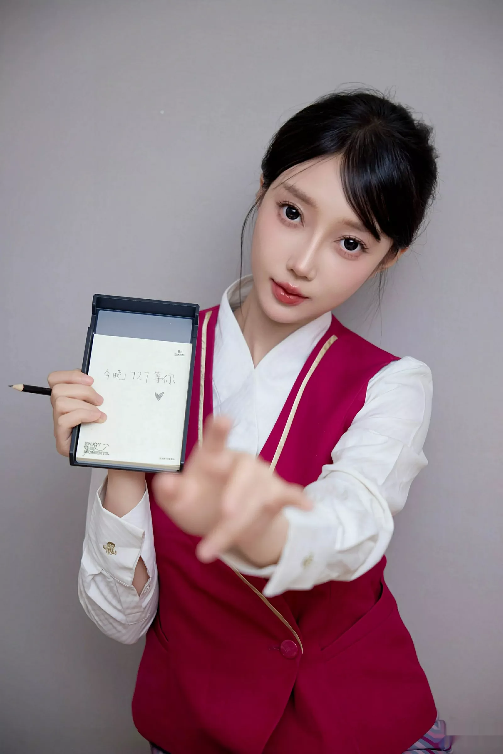 玥儿玥  [XiuRen]高清写真图 2025.08.04 No.10620 玥儿玥er 性感空姐第18张图片