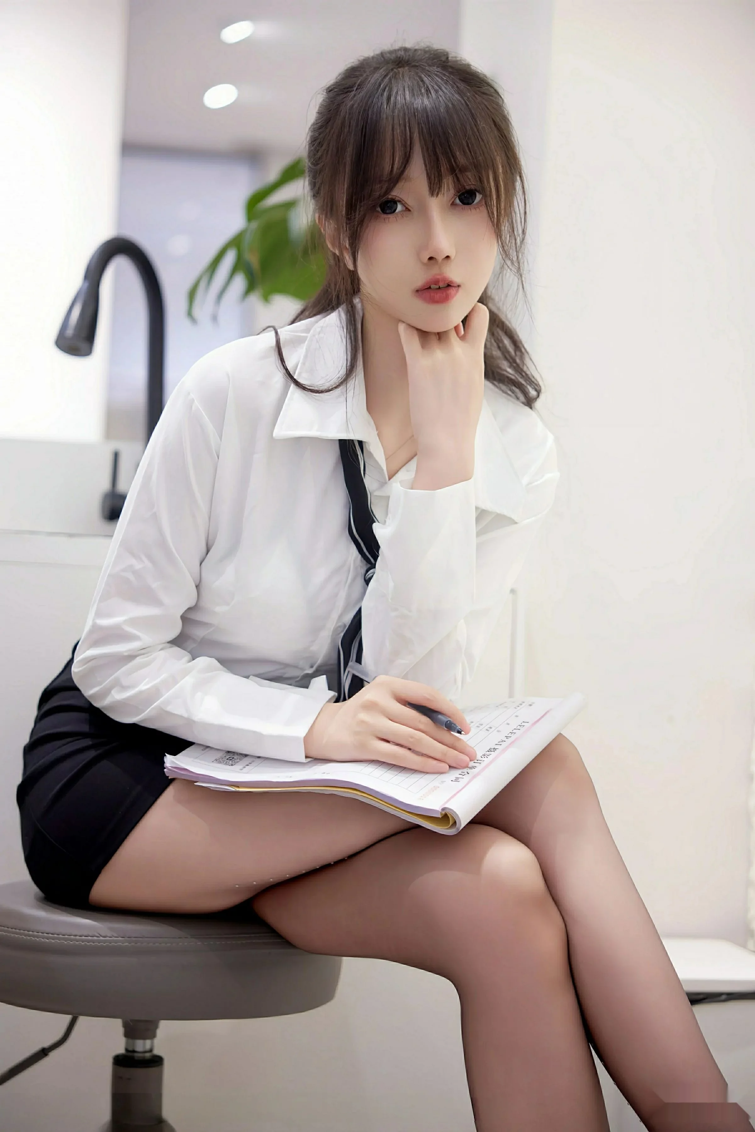 玥儿玥  [XiuRen]高清写真图 2025.08.11 No.10636 玥儿玥er OL服饰第12张图片