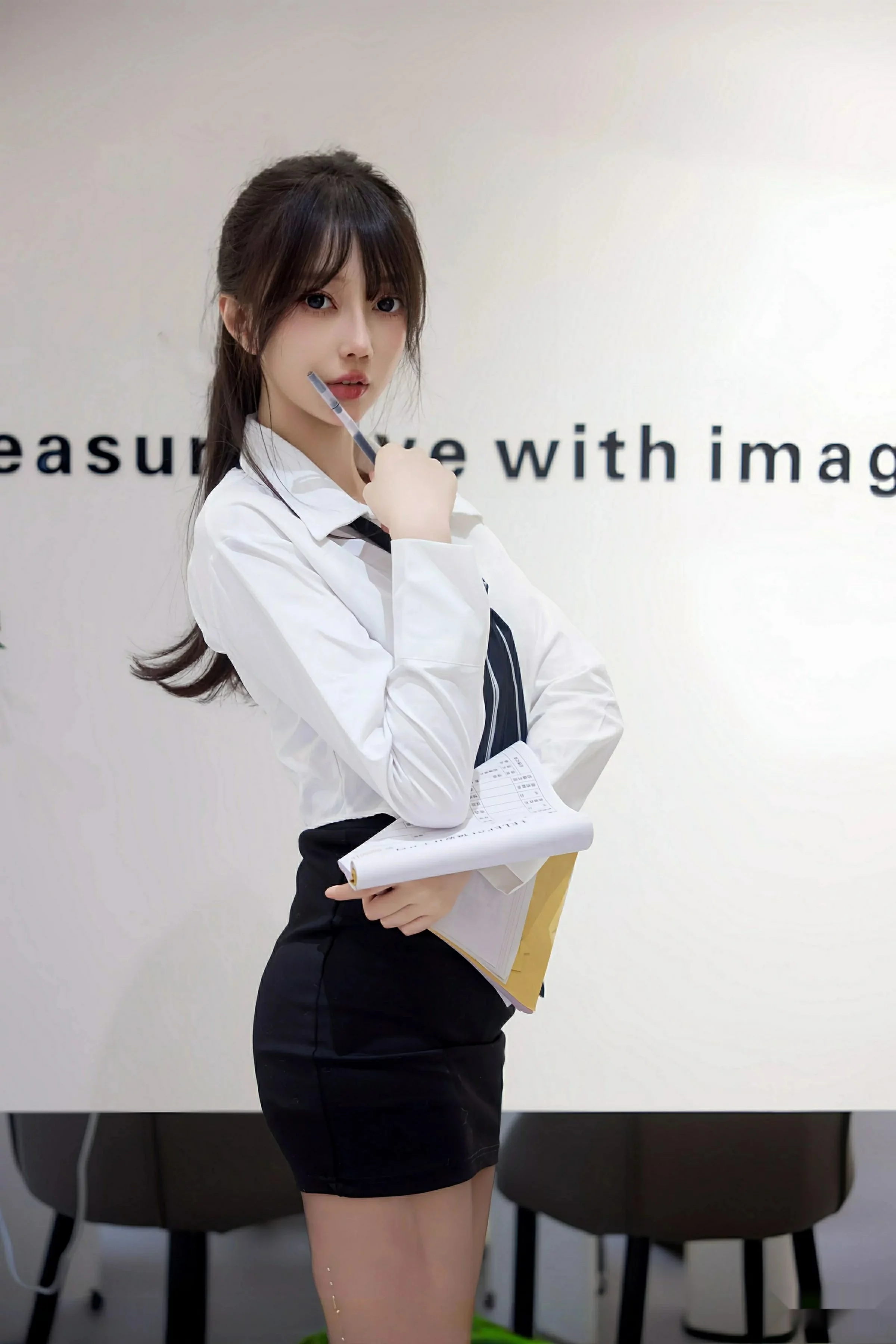 玥儿玥  [XiuRen]高清写真图 2025.08.11 No.10636 玥儿玥er OL服饰第14张图片