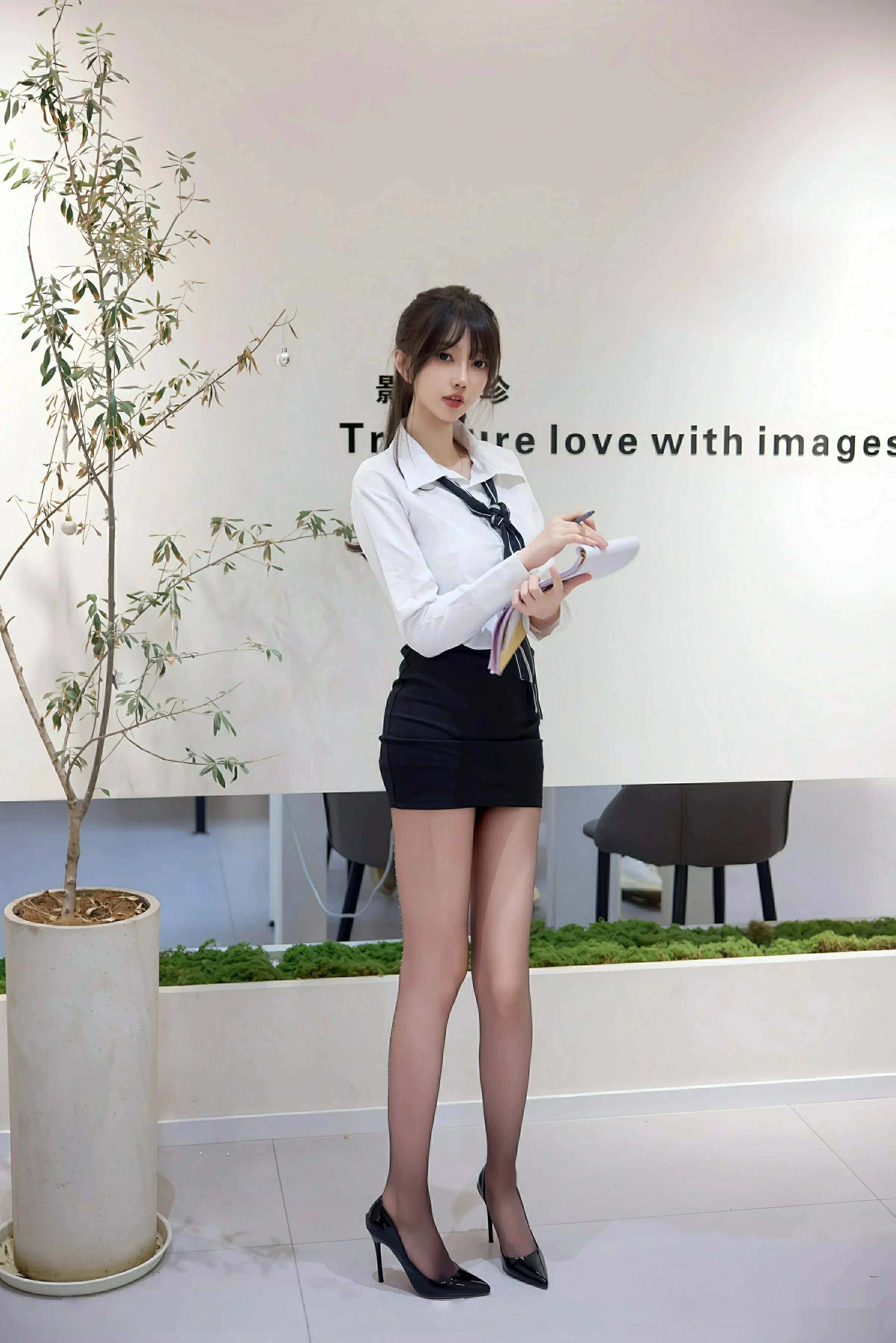 玥儿玥  [XiuRen]高清写真图 2025.08.11 No.10636 玥儿玥er OL服饰第15张图片