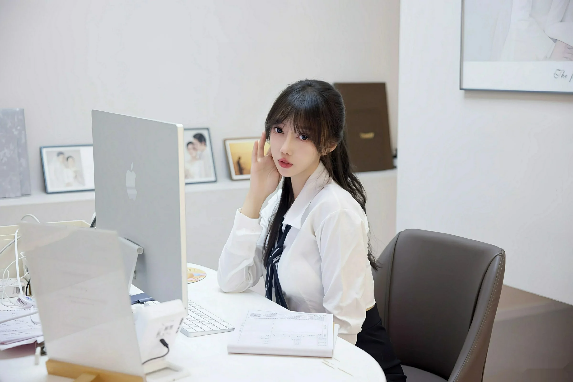 玥儿玥  [XiuRen]高清写真图 2025.08.11 No.10636 玥儿玥er OL服饰第18张图片