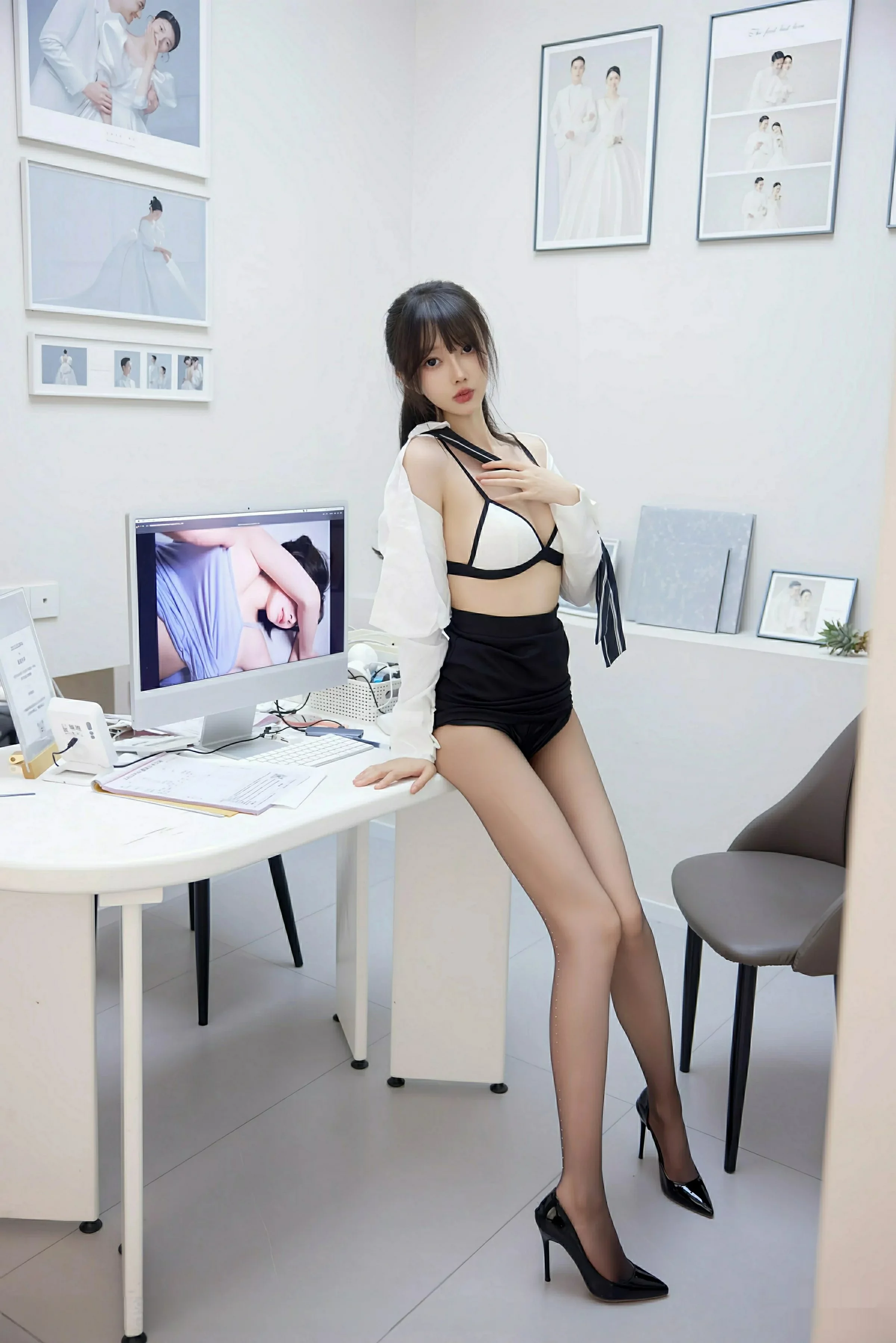 玥儿玥  [XiuRen]高清写真图 2025.08.11 No.10636 玥儿玥er OL服饰第32张图片