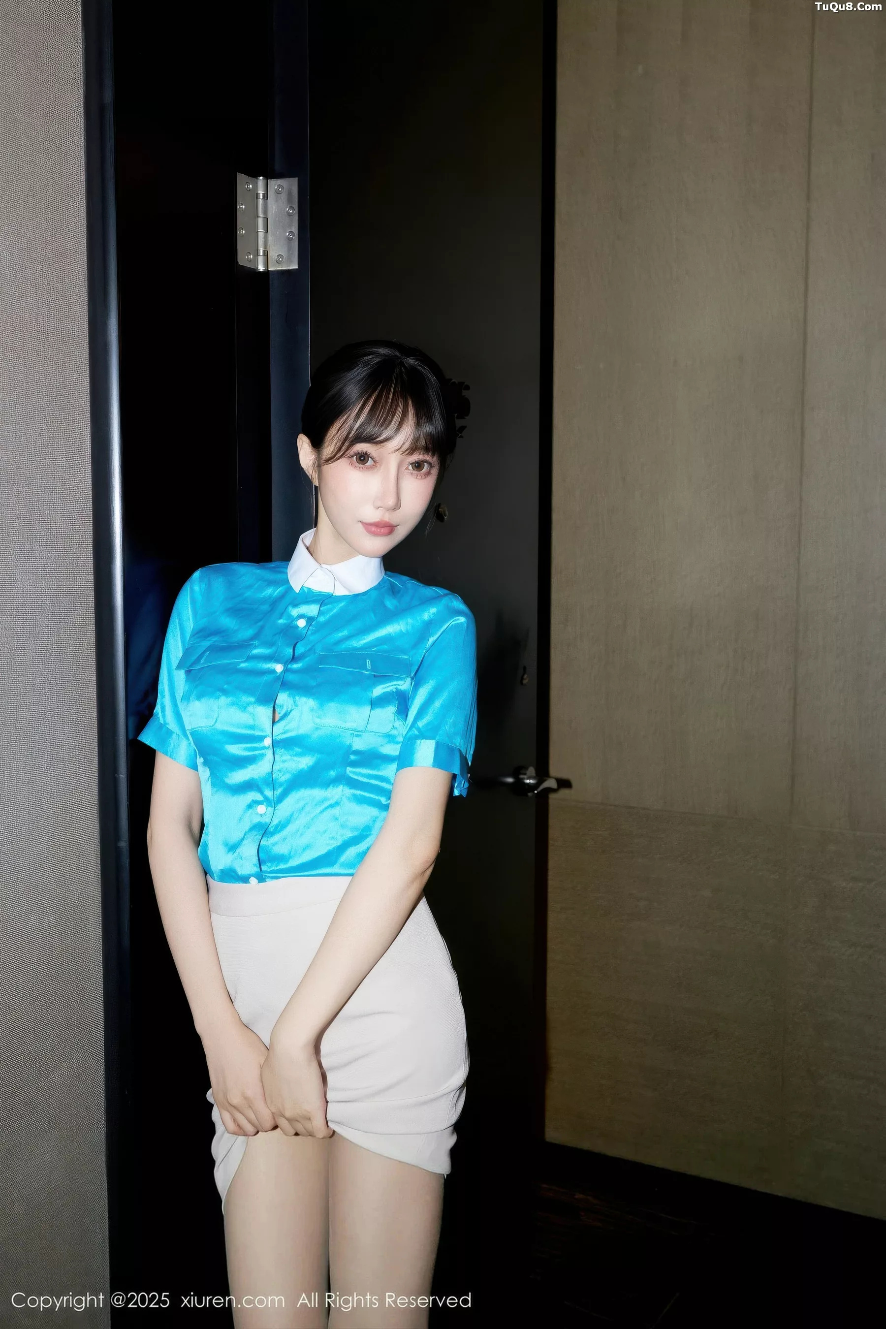 玥儿玥  [XiuRen]高清写真图 2025.10.27 No.10914 玥儿玥er 空姐制服第8张图片