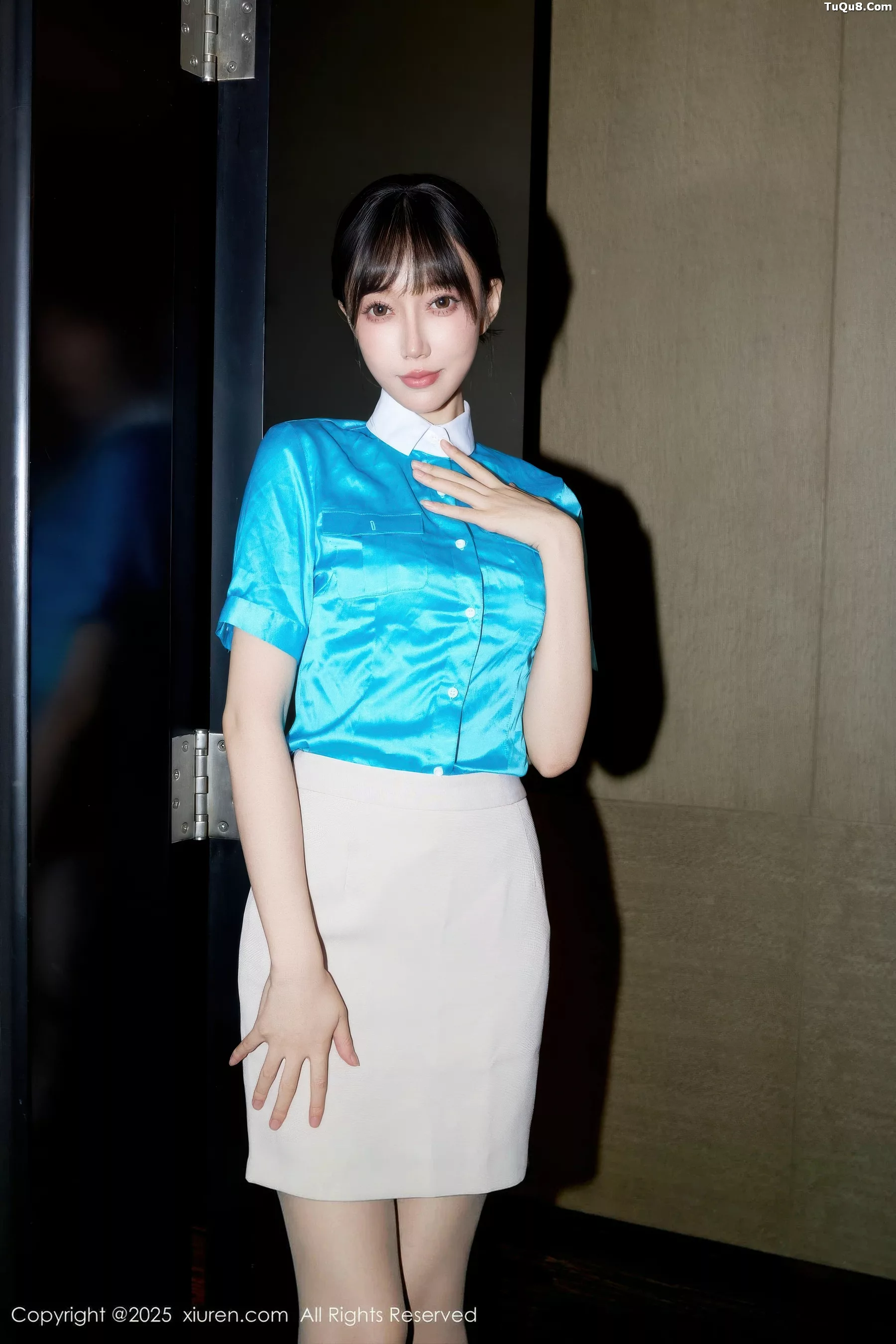 玥儿玥  [XiuRen]高清写真图 2025.10.27 No.10914 玥儿玥er 空姐制服第9张图片