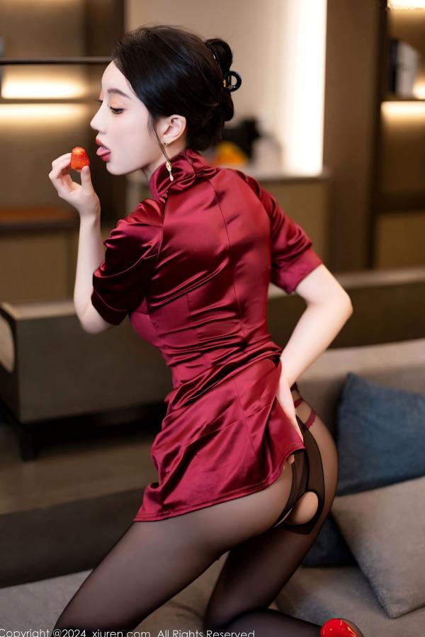 玥儿玥   秀人网8479 玥儿玥哈尔滨旅拍，红色旗袍黑丝诱惑写真，魅力浴室私房大尺度合集第29张图片