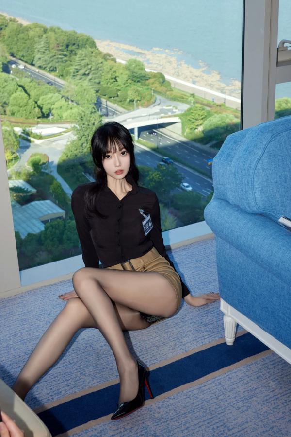 玥儿玥   玥儿玥 - 职场制服诱惑与大尺度私房黑丝美腿写真 [82P]第21张图片
