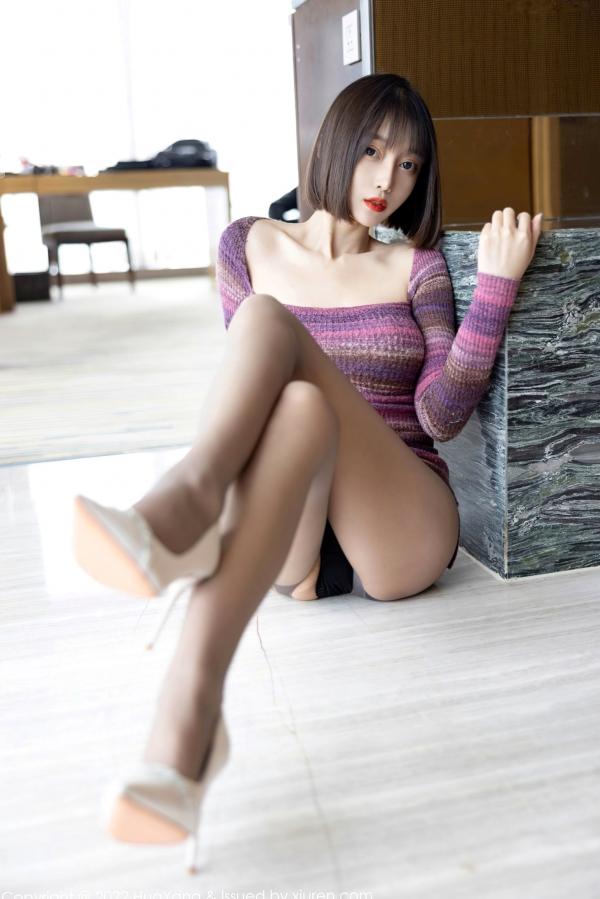 玥儿玥   HuaYang花漾 玥儿玥：彩色条纹针织装搭配性感黑丝，大胆短裙设计展现诱人美腿与迷人曲线，精致私房影集第19张图片
