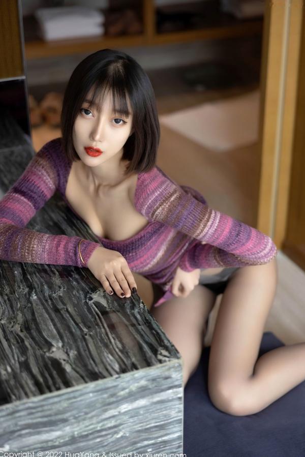 玥儿玥   HuaYang花漾 玥儿玥：彩色条纹针织装搭配性感黑丝，大胆短裙设计展现诱人美腿与迷人曲线，精致私房影集第29张图片