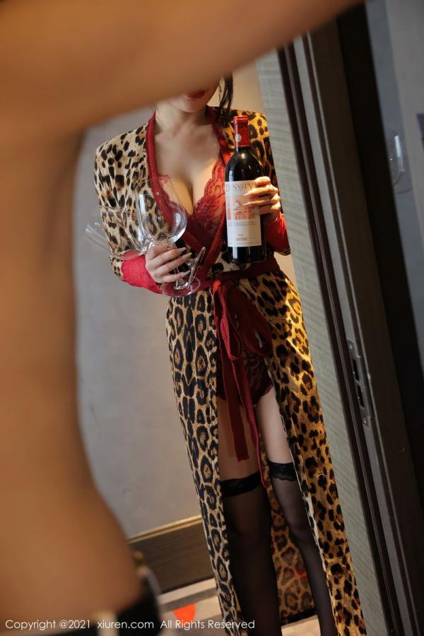 美七Mia  美七Mia的剧情主题 送瓶红酒到房间第3张图片