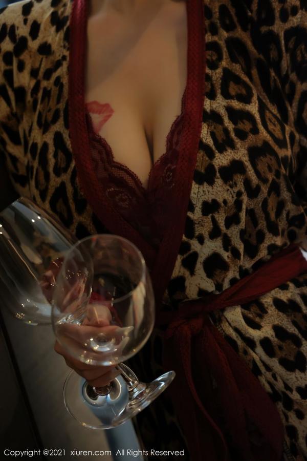 美七Mia  美七Mia的剧情主题 送瓶红酒到房间第6张图片