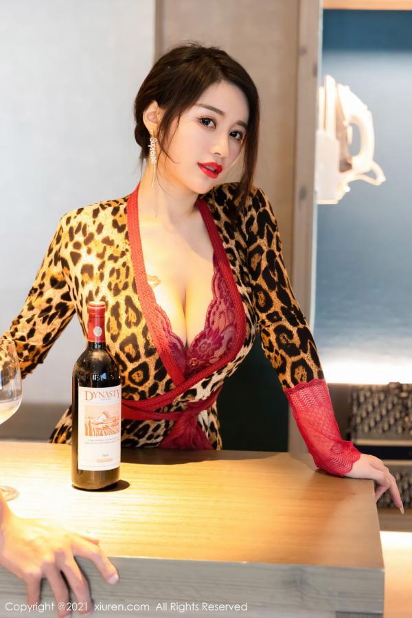 美七Mia  美七Mia的剧情主题 送瓶红酒到房间第14张图片