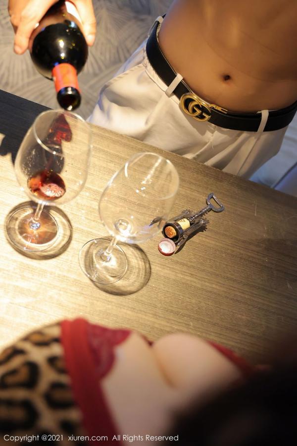 美七Mia  美七Mia的剧情主题 送瓶红酒到房间第16张图片