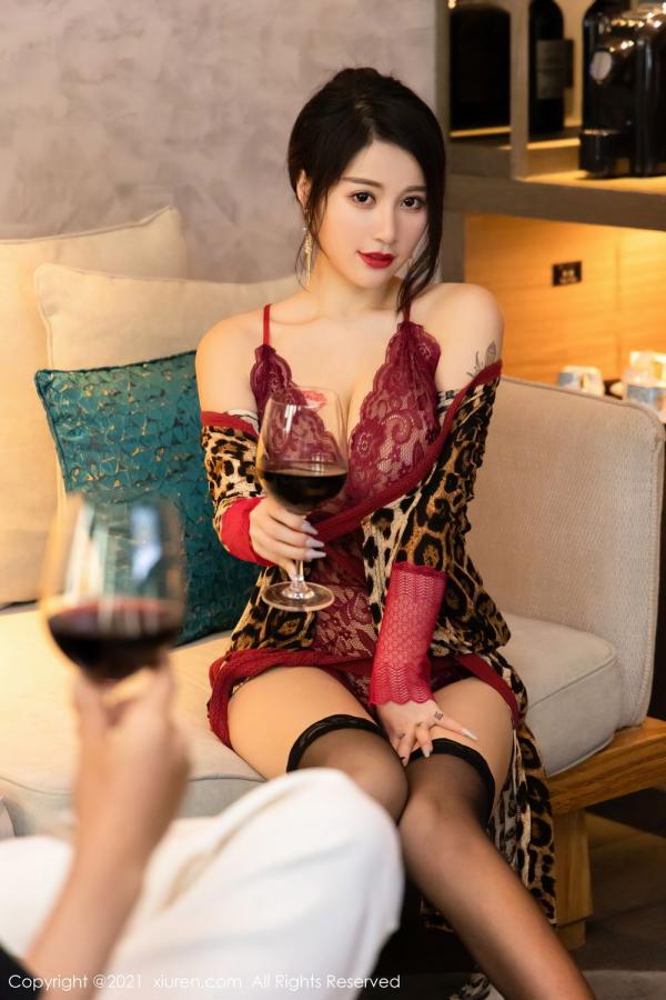 美七Mia  美七Mia的剧情主题 送瓶红酒到房间第40张图片