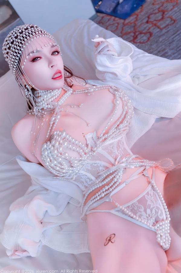伊丽莎有点白  XiuRen秀人网 11224 伊丽莎有点白 珍珠情趣内衣与金色吊带 奢华私房性感诱惑写真第18张图片