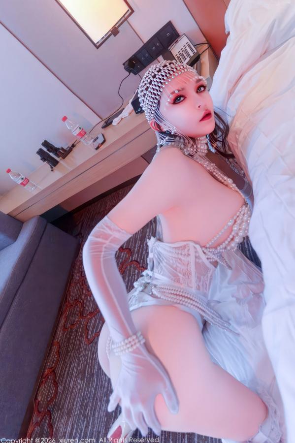 伊丽莎有点白  XiuRen秀人网 11224 伊丽莎有点白 珍珠情趣内衣与金色吊带 奢华私房性感诱惑写真第34张图片