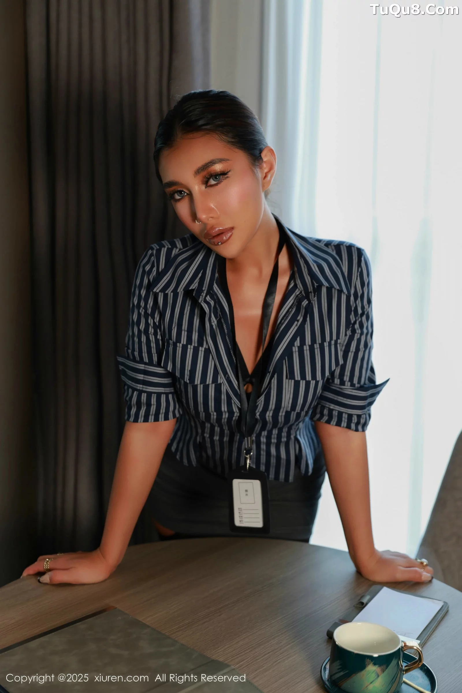 文芮jeninfer  [XiuRen]高清写真图 2025.08.20 No.10670 FE- 魅惑黑丝第18张图片