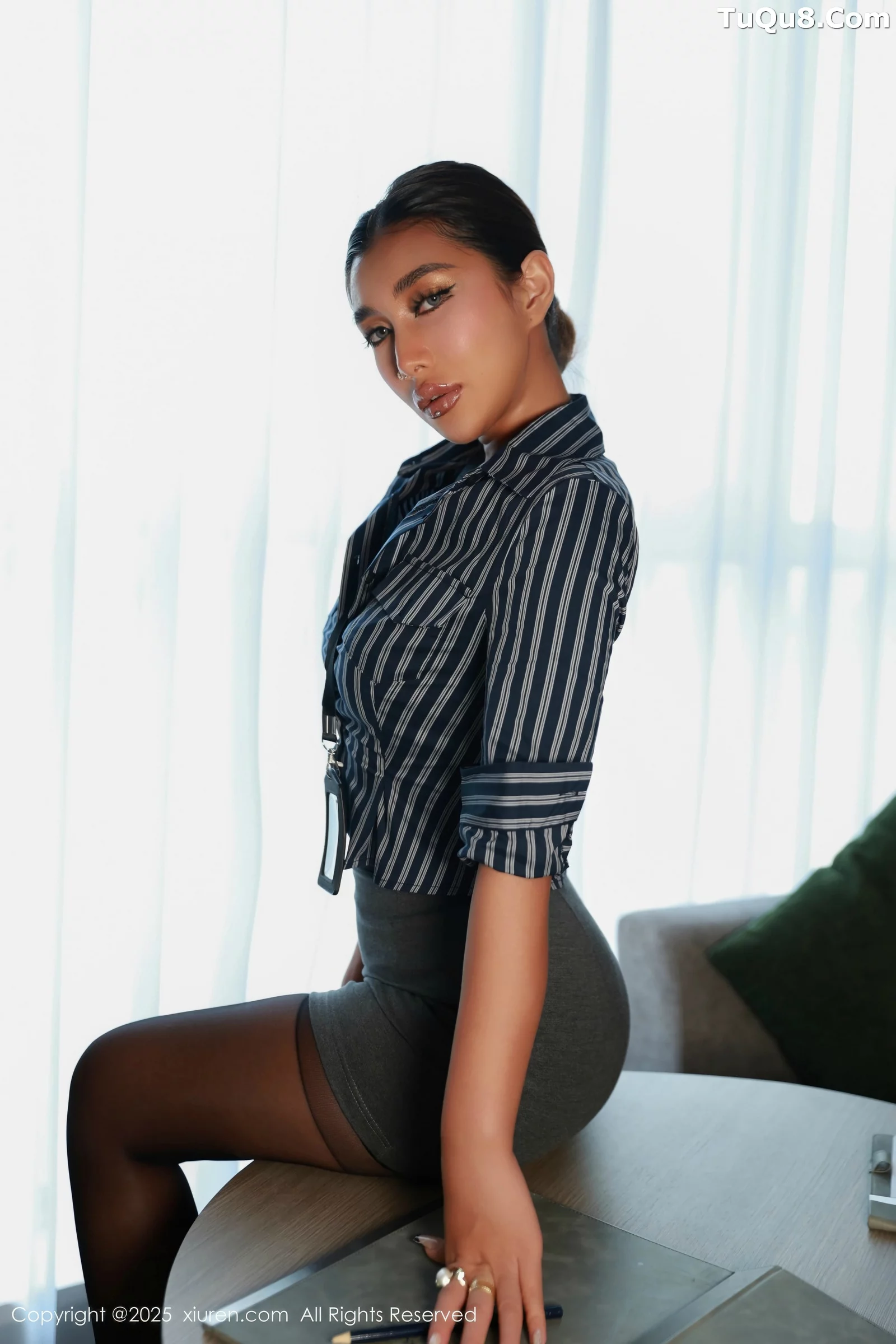 文芮jeninfer  [XiuRen]高清写真图 2025.08.20 No.10670 FE- 魅惑黑丝第20张图片