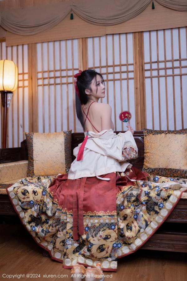 鱼子酱fish  [XiuRen]高清写真图 2024.02.08 No.8095 鱼子酱Fish 美腿妩媚第13张图片