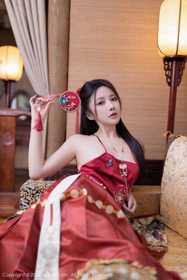 鱼子酱fish  [XiuRen]高清写真图 2024.02.08 No.8095 鱼子酱Fish 美腿妩媚第17张图片