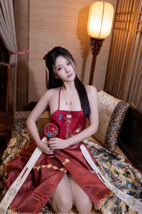 鱼子酱fish  [XiuRen]高清写真图 2024.02.08 No.8095 鱼子酱Fish 美腿妩媚第21张图片