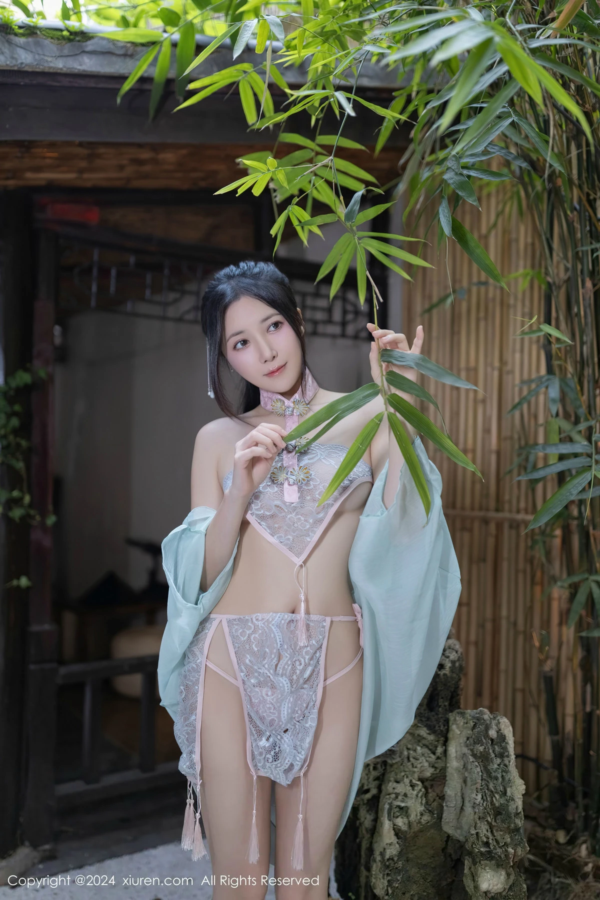 鱼子酱fish  [XiuRen]高清写真图 2024.04.19 No.8428 鱼子酱Fish 美腿性感第4张图片