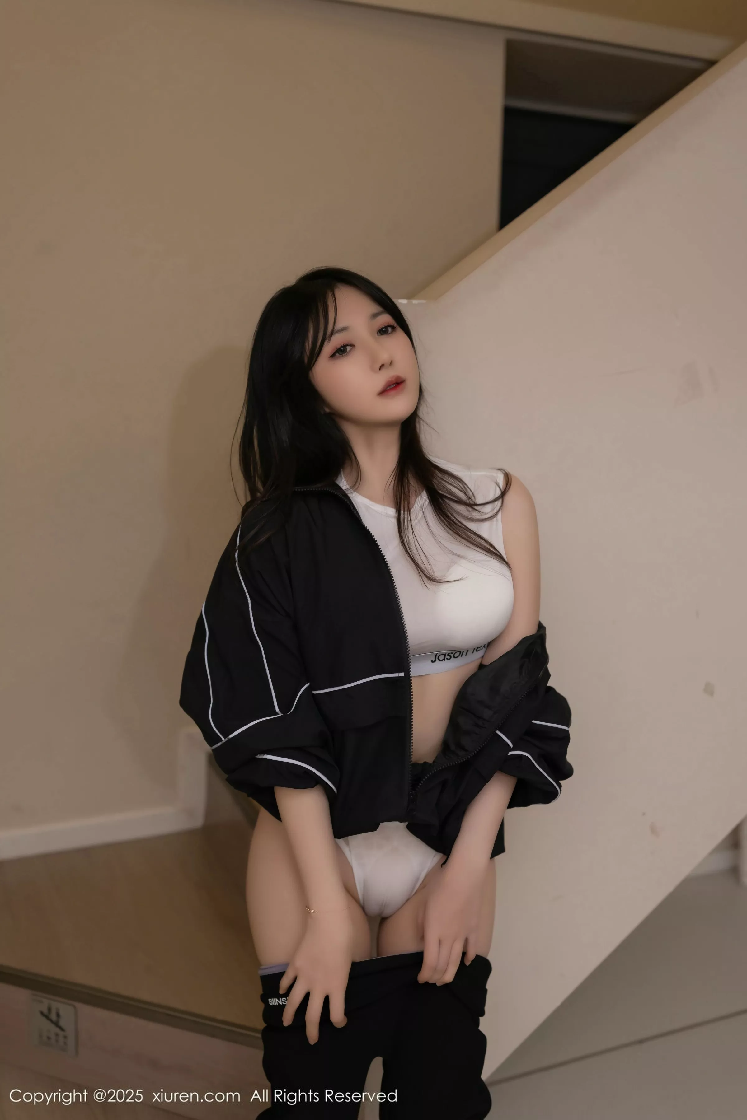 鱼子酱fish  [XiuRen]高清写真图 2025.04.03 No.10112 鱼子酱Fish 白色丝袜第10张图片