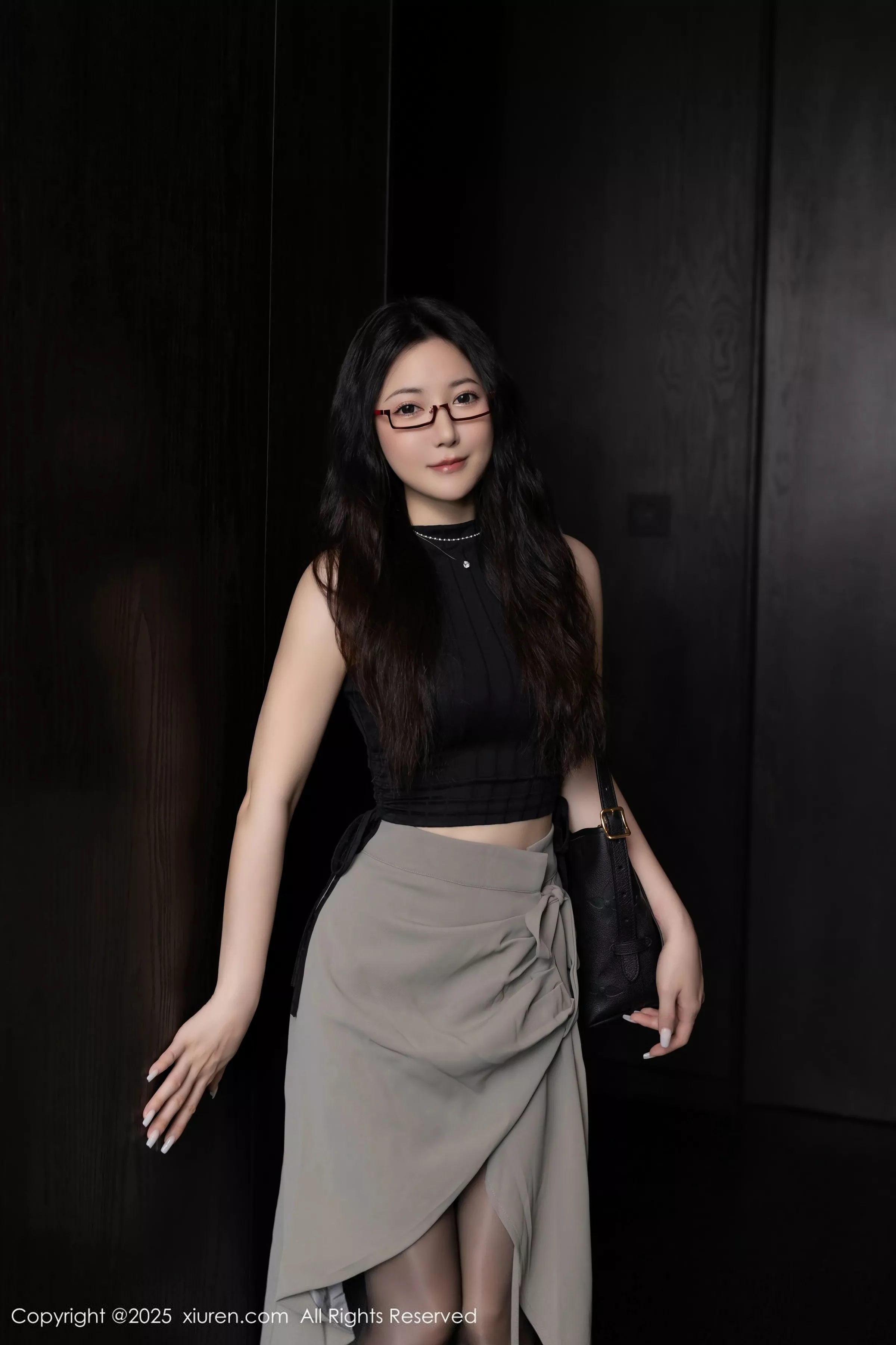 鱼子酱fish  [XiuRen]高清写真图 2025.04.30 No.10231 鱼子酱Fish 印尼旅拍第1张图片