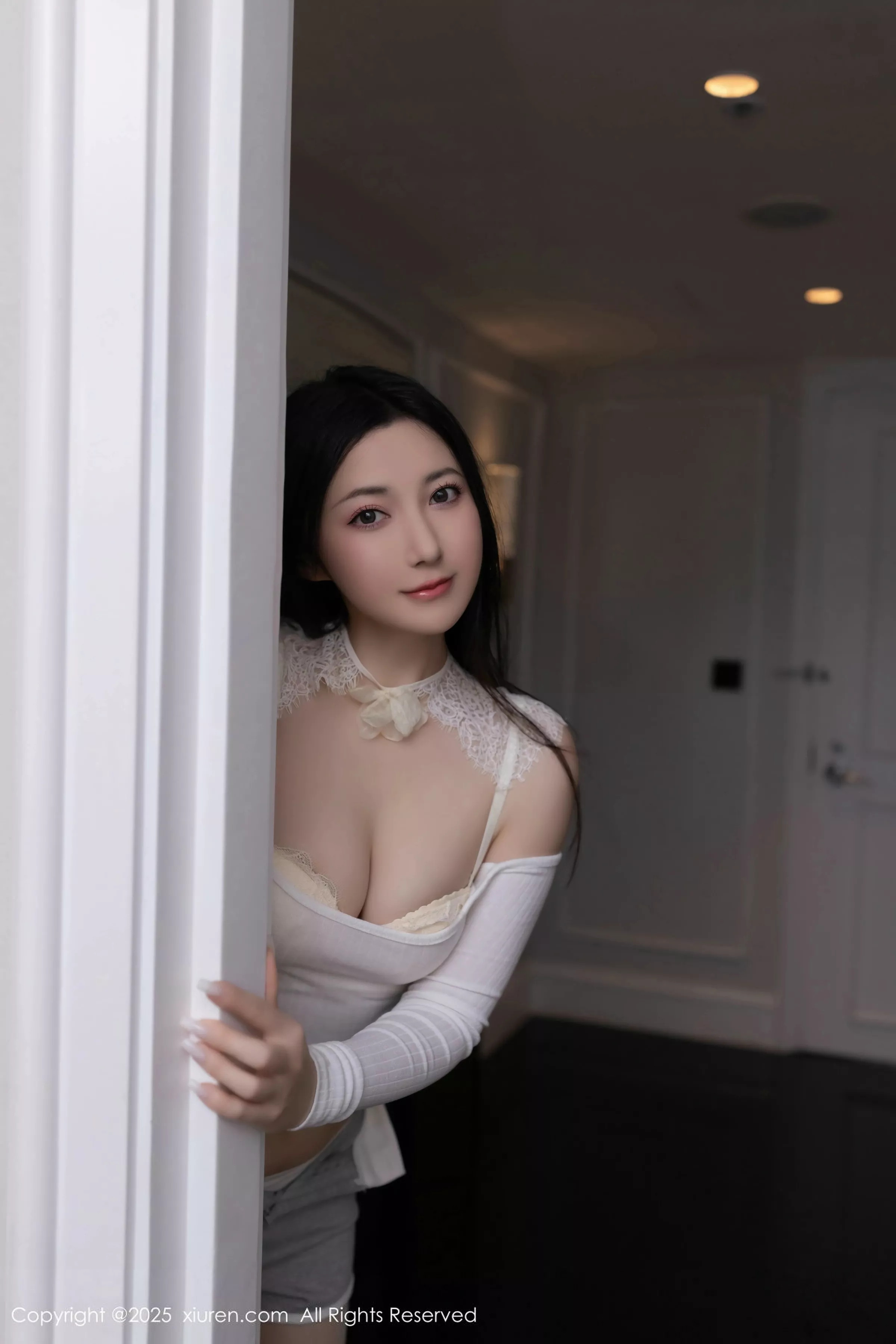 鱼子酱fish  [XiuRen]高清写真图 2025.05.09 No.10261 鱼子酱Fish 白色丝袜第33张图片