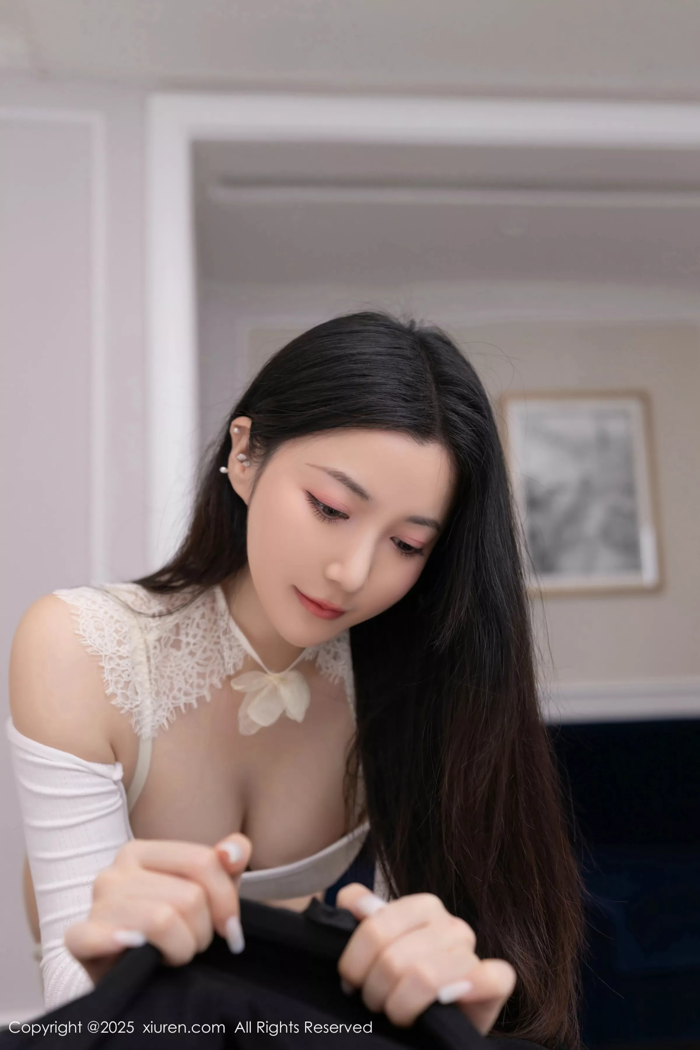 鱼子酱fish  [XiuRen]高清写真图 2025.05.09 No.10261 鱼子酱Fish 白色丝袜第49张图片