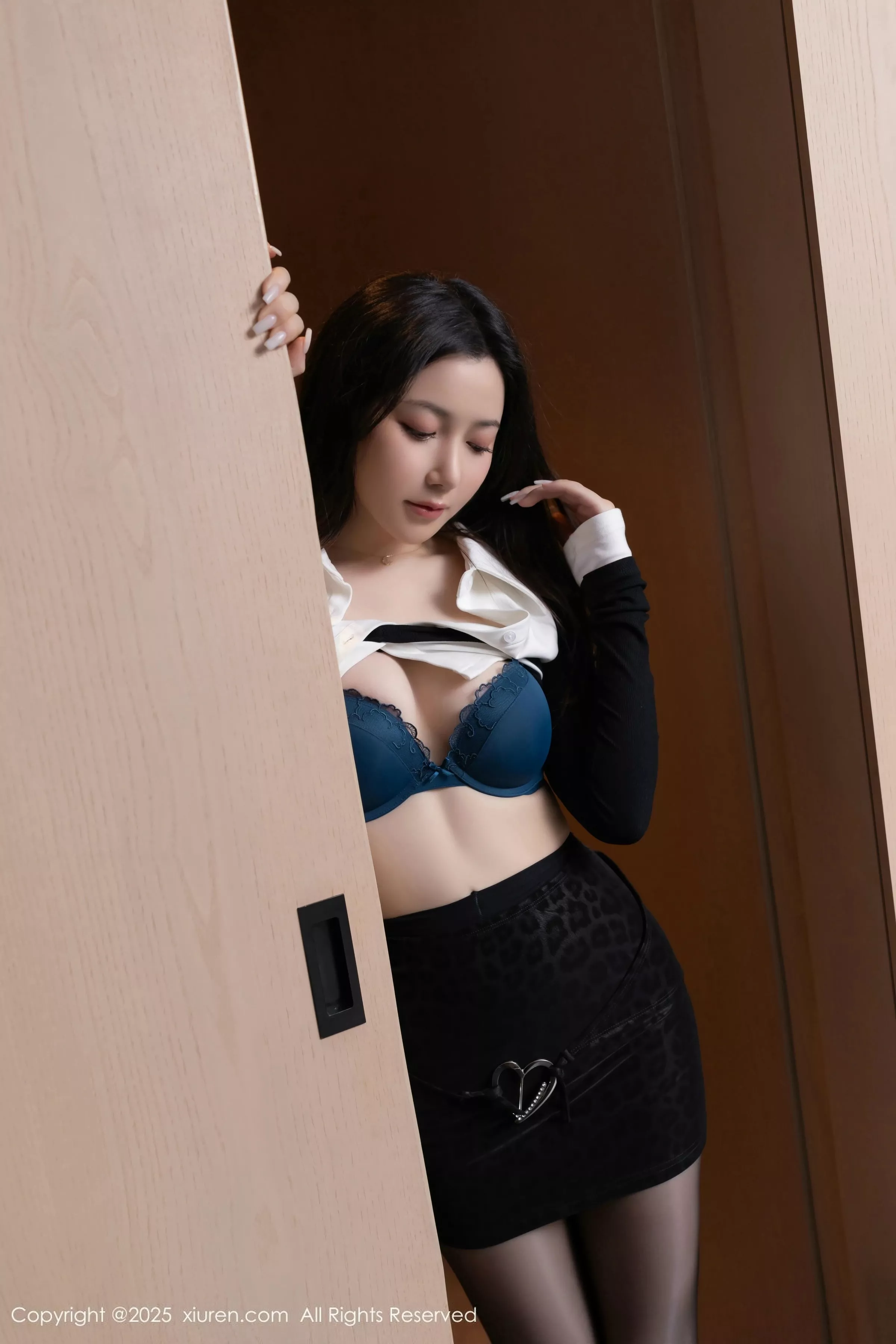 鱼子酱fish  [XiuRen]高清写真图 2025.05.30 No.10353 鱼子酱Fish 学生服第35张图片