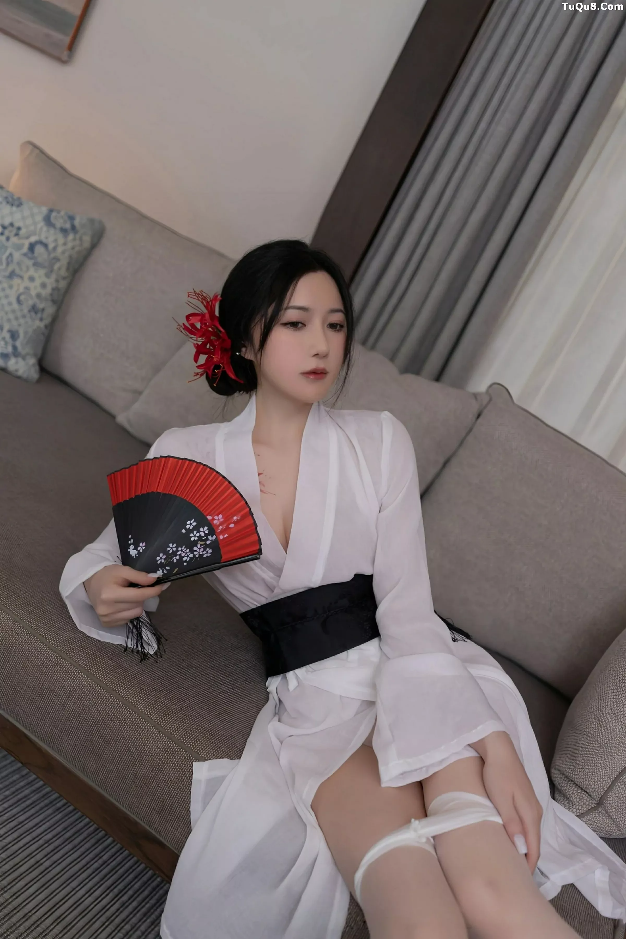 鱼子酱fish  [XiuRen]高清写真图 2025.07.04 No.10514 鱼子酱Fish 白色丝袜第17张图片