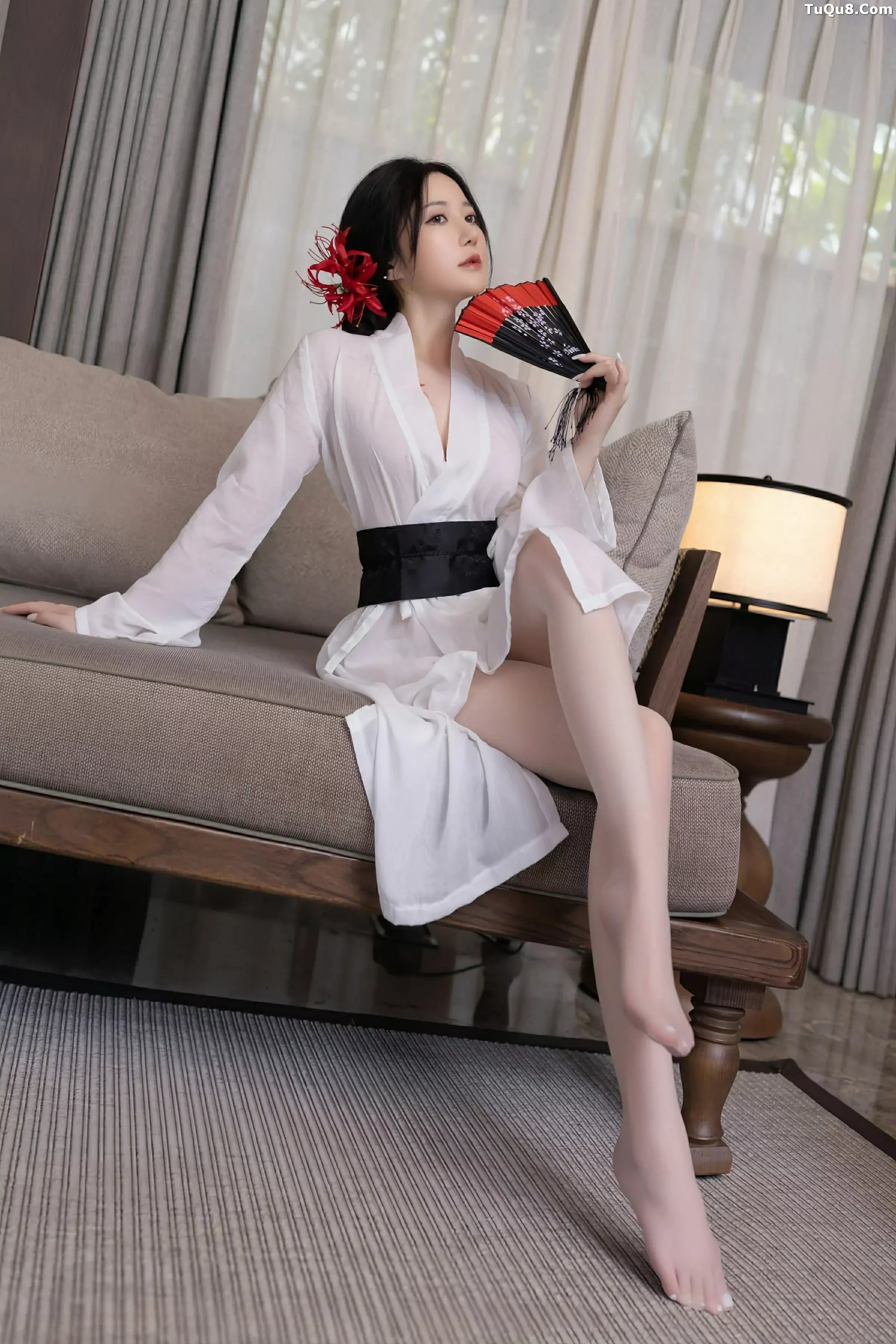 鱼子酱fish  [XiuRen]高清写真图 2025.07.04 No.10514 鱼子酱Fish 白色丝袜第19张图片