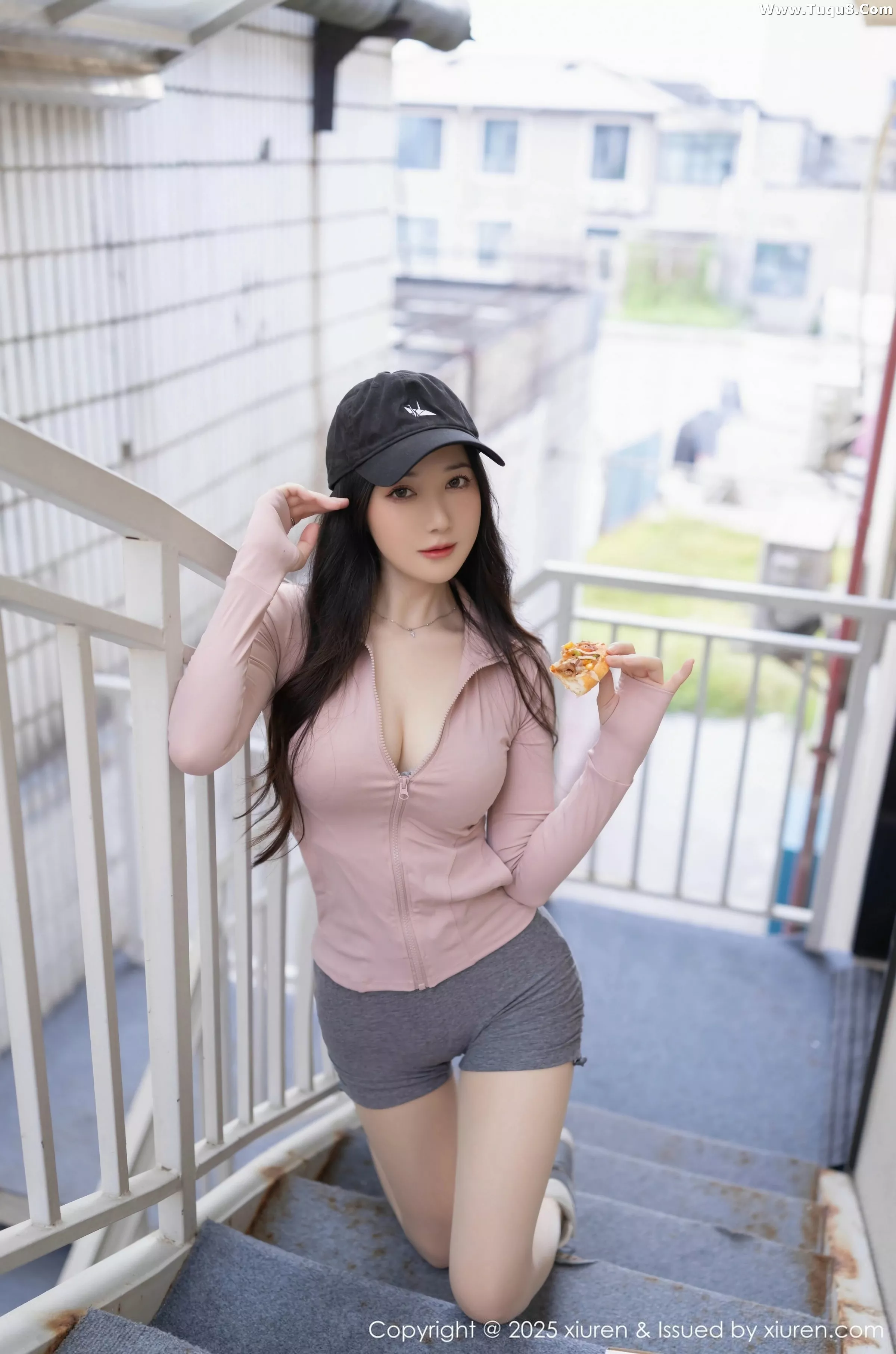 鱼子酱fish  [XiuRen]高清写真图 2025.07.11 No.10542 鱼子酱Fish 灰色内衣第16张图片