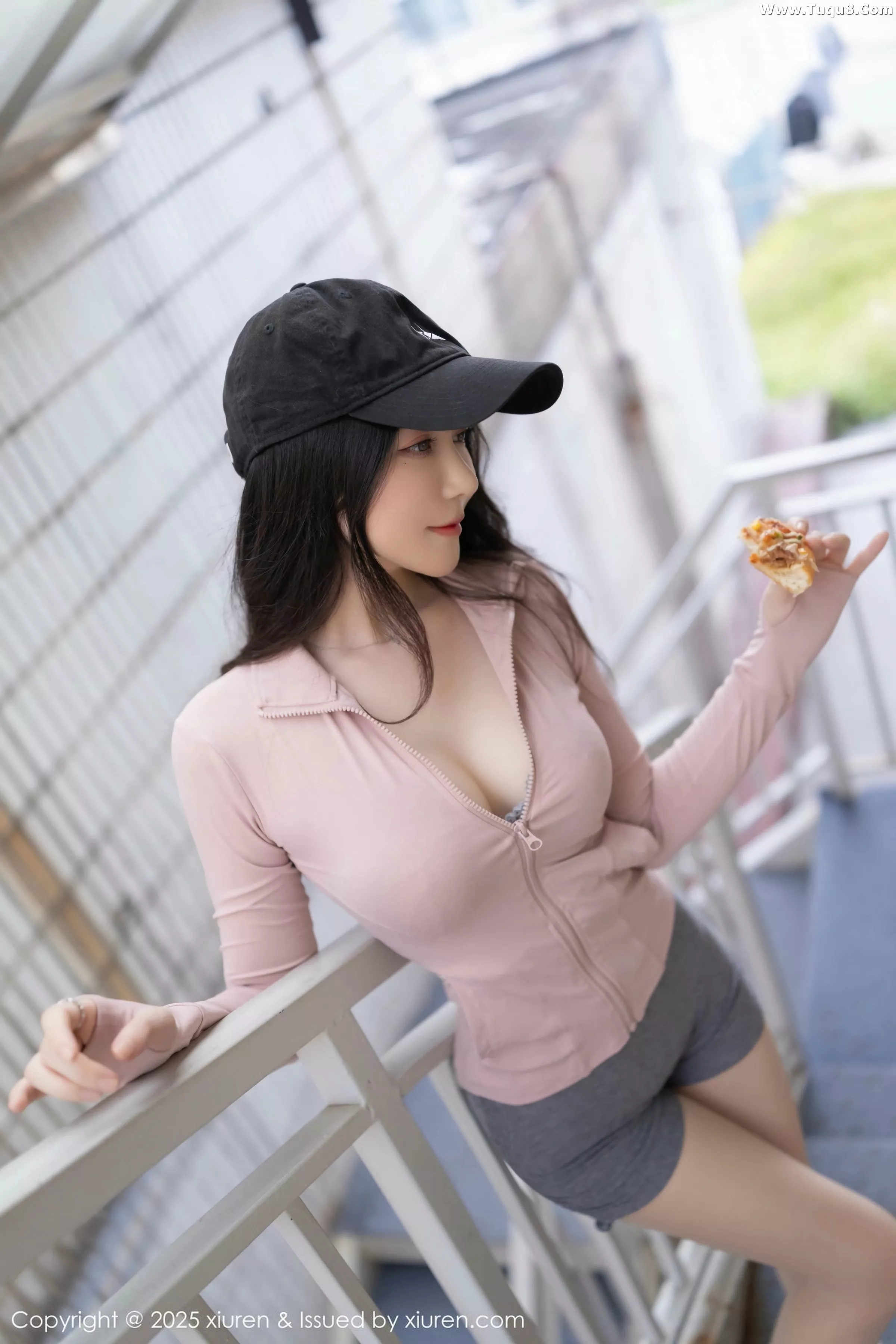 鱼子酱fish  [XiuRen]高清写真图 2025.07.11 No.10542 鱼子酱Fish 灰色内衣第19张图片